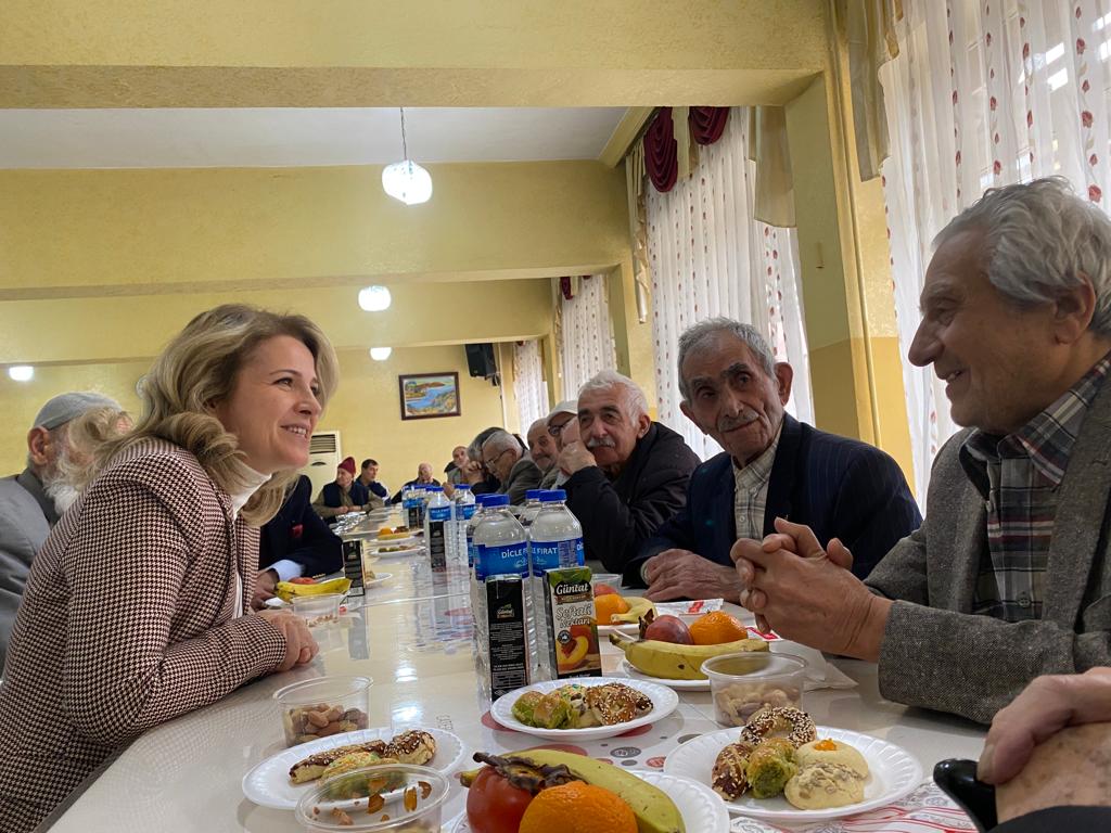 Vali Hulusi Şahin’in Eşi Ebru Şahin’den Huzurevi’ne Ziyaret