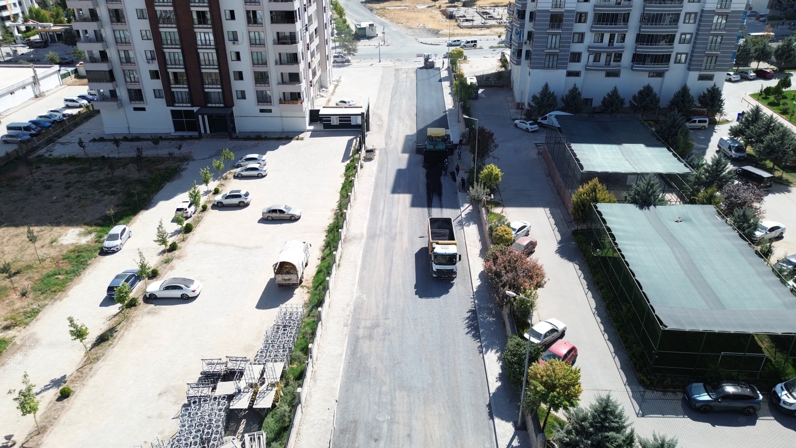 REZERV ALANLARDA İNŞAATLAR BİTİYOR, BATTALGAZİ BELEDİYESİ YOLLARI YENİLİYOR