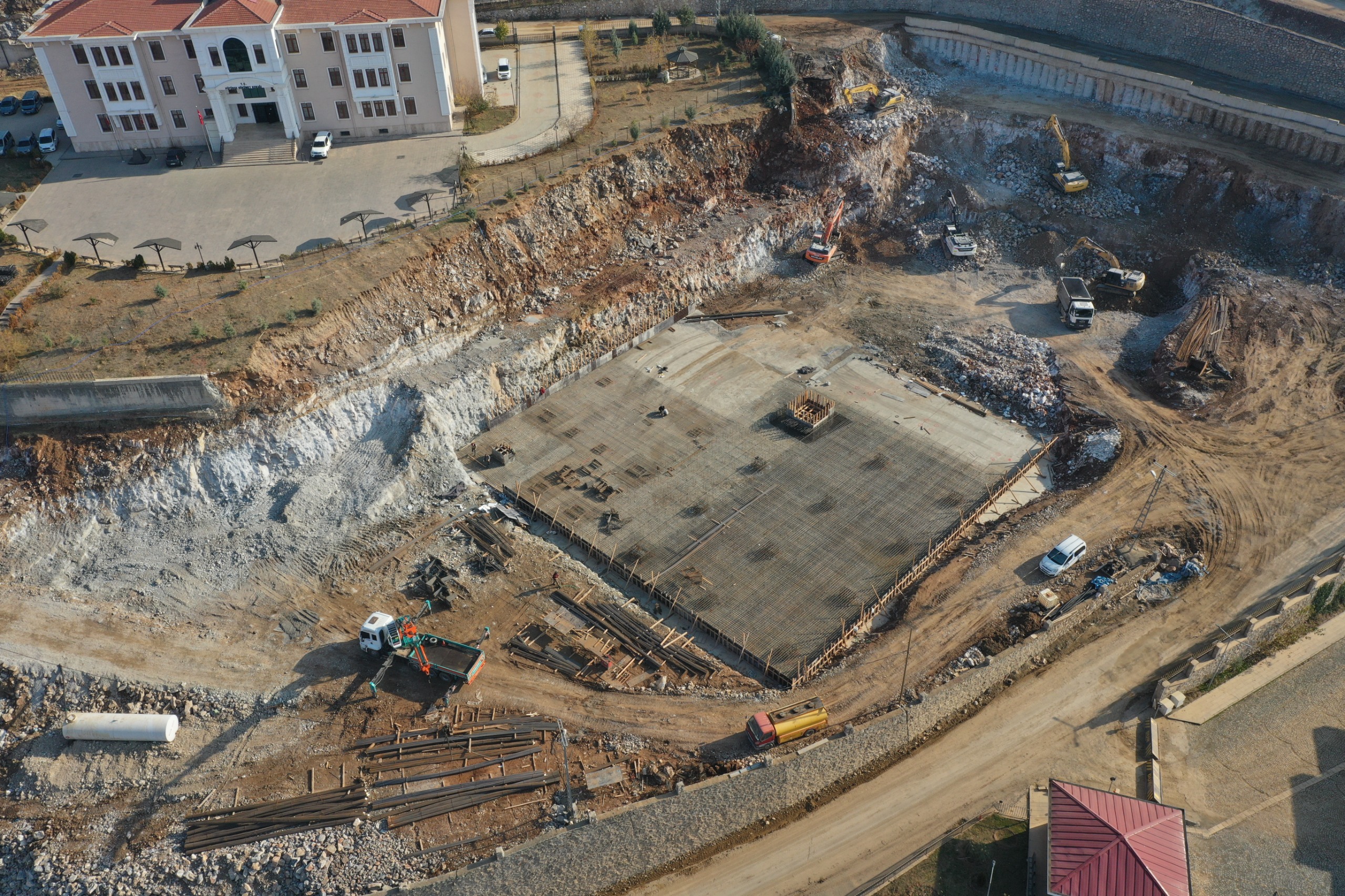 PÜTÜRGE’DE HASTANE, KONUT VE YOL PROJELERİ HIZ KESMEDEN DEVAM EDİYOR 