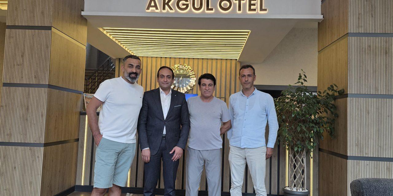 SANAT DÜNYASI’NDAN İŞ İNSANI MEHMET AKAY’A ZİYARET 