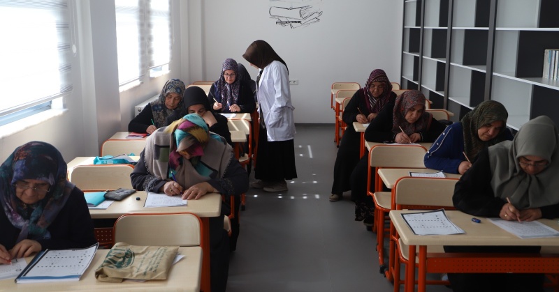 BATTALGAZİ’DE YAŞLI VATANDAŞLARA OKUMA YAZMA DESTEĞİ